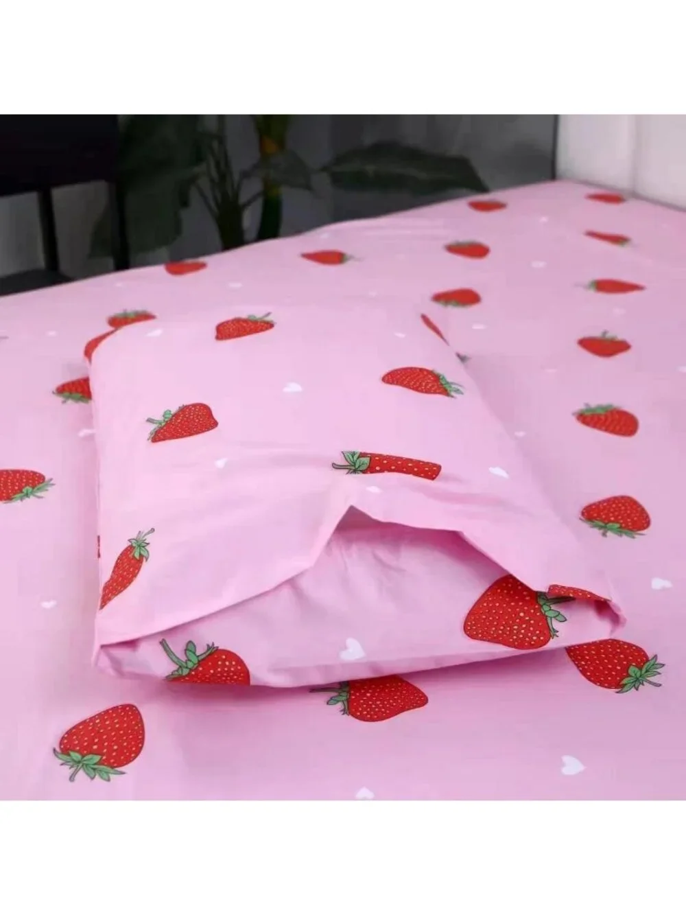 Queen Strawberry Print Bedding Set - 4 Pieces, Kawaii Flat & Fitted Sheets